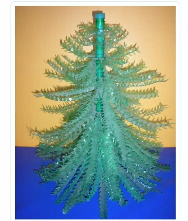 елка из пластика. поделка на елку из бутылки. новогодняя елка из бутылок. уличная елка из пластиковых бутылок. пластиковые елки своими руками.