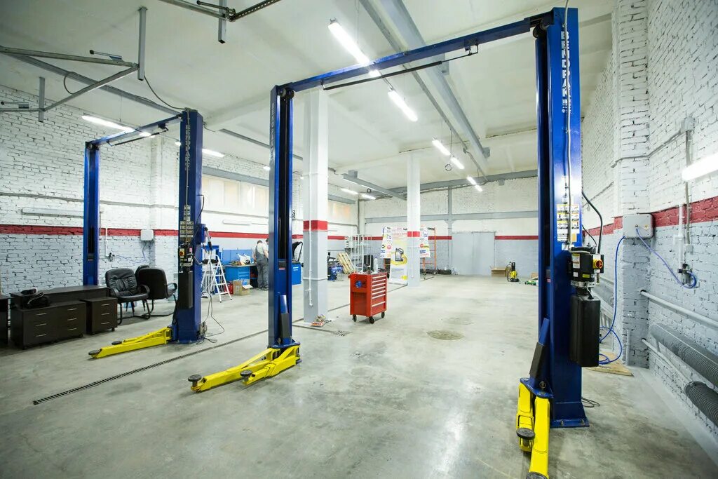 Автосервис 12. 52 й квартал 2а красноярск. Автосервис трек казань. Автосервис 2 бокса и шиномонтаж. Разместить автомобильный подъемник в автосервисе.