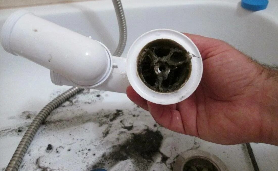 Прочистка засора в раковине в ванной. Засорилась канализация в раковине. Труба сифон засор. Сифон для прочистки унитаза.