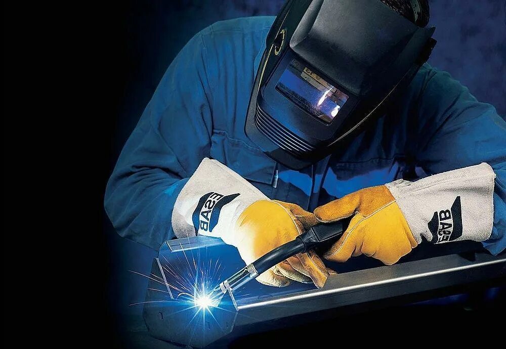 Сварщик на полуавтомат. Миг маг сварка сварные швы. Сварщик на полуавтомат. Сварщик mig mag 135, 136 метод. Сварка металлоизделий.