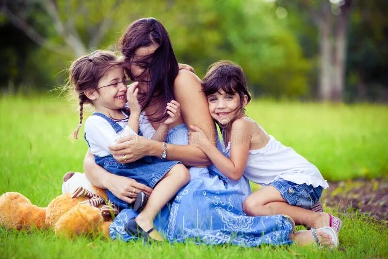 Mother and daughter family. Мать и дочь на траве. Мама с дочкой на траве. Дочка в траве. Фотосессия с дочками на траве.