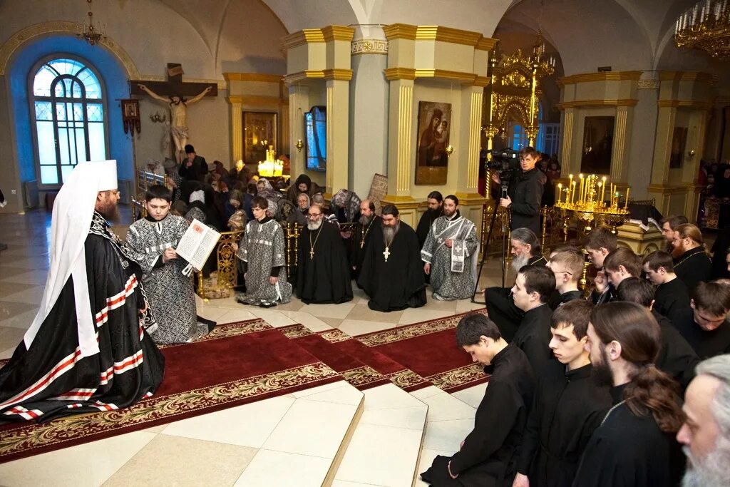 Вечерняя служба в монастыре. Прощеное воскресенье чин прощения. Прощеное воскресенье чин прощения в храме. Прощеное воскресенье служба в храме. Чин прощения Великий пост.