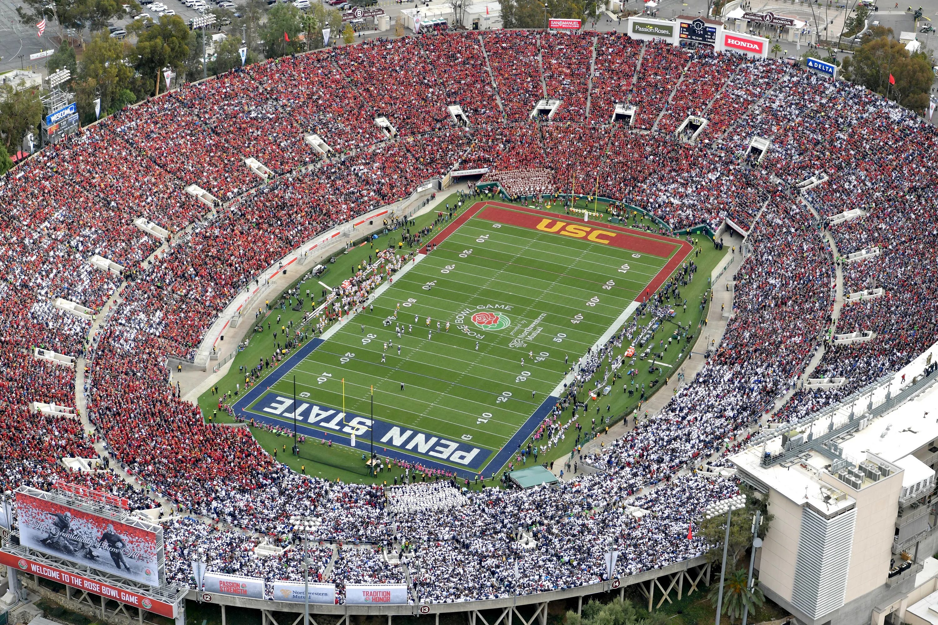 Стадион Роуз Боул в США. Роуз Боул стадион ЧМ 1994. Rose Bowl Stadium вместимость. Ацтека стадион вместимость. Самый большой по вместимости стадион в мире