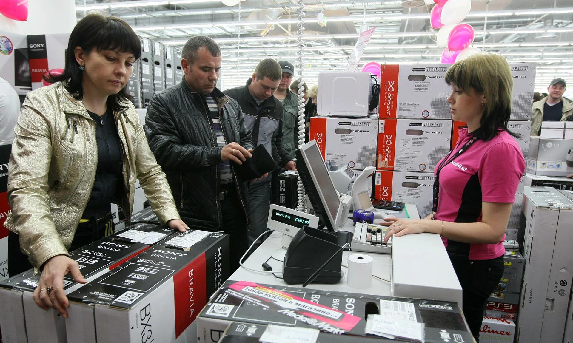 Бытовая техника повышение цен. Покупатель в магазине электроники. Продавец бытовой техники. Магазин компьютеров. Люди в магазине электроники.