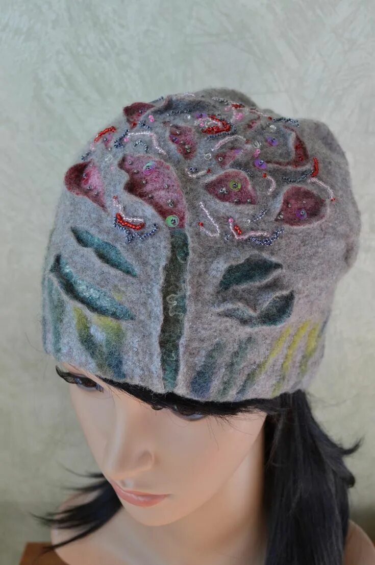 Шапка ушанка из войлока мужская. Шапка из войлока мужская. Мастер изготавливает шапки из войлока. Шапка валяная из шерсти. Валяные шапки женские.