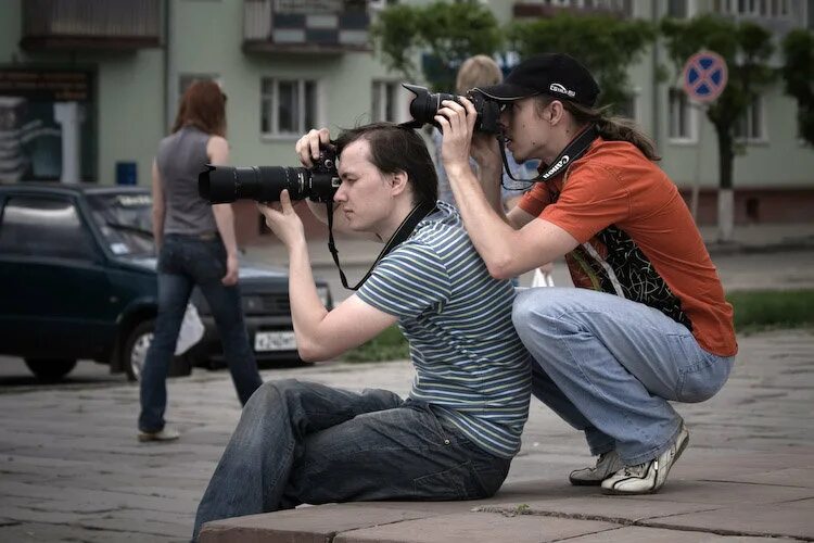 Съемка папарацци. Папарацци журналисты с камерами. Папарацци фотографируют. Смешные фото журналистов.