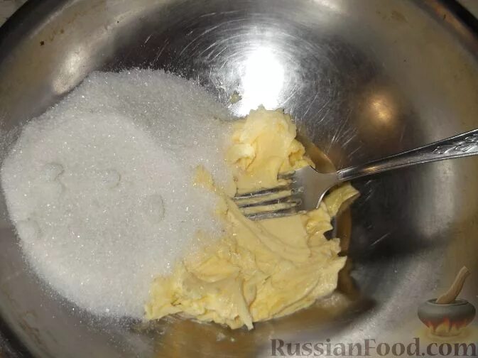 Сливочное масло растереть с сахаром. Масло растереть с сахаром. Масло смешивают с сахаром. Масло и сахар.