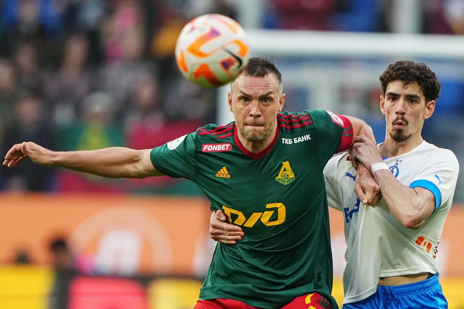 Дзюба почему не играет сегодня за локомотив. Дзюба с игроком. дзюба локомотив. локомотив футбол.