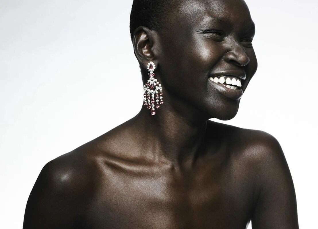 К чему снятся негры. Негритянка улыбается. Негритянка смеется. Красивая смеется африканка.