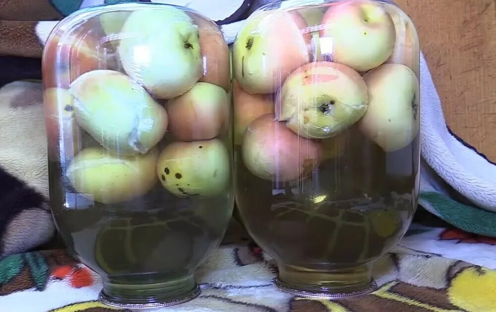 Компот из целых яблок на зиму. Компот из яблок в банке. яблочный компот в банке. компот из целых яблок. компот из яблок на зиму на 3.