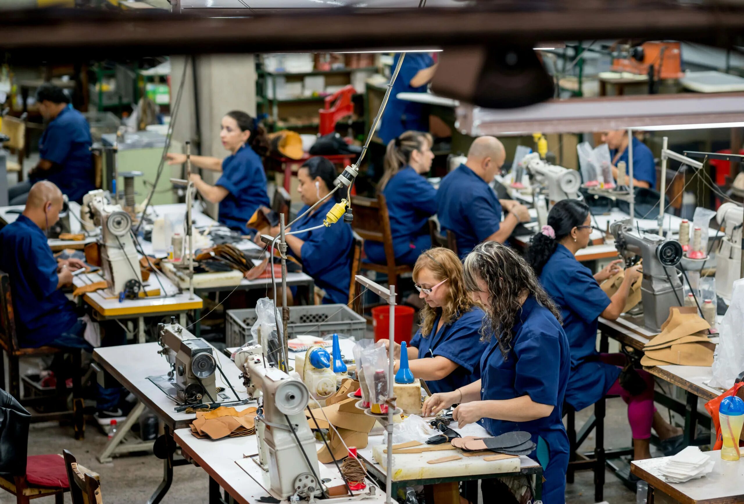 Обувная фабрика. Производство обуви. Групповое производство. Factory worker. Работа в фабрика 1