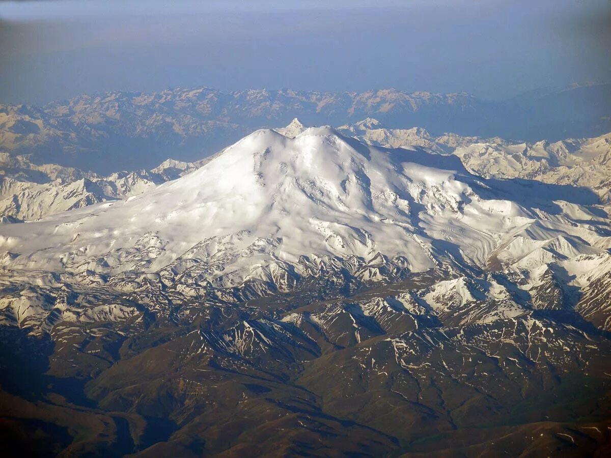Эльбрус гора вулканы по высоте. Гора Эльбрус. Эльбрус вершина Кавказа. Кавказский хребет и Эльбрус. Вершины Джомолунгма и Эльбрус.