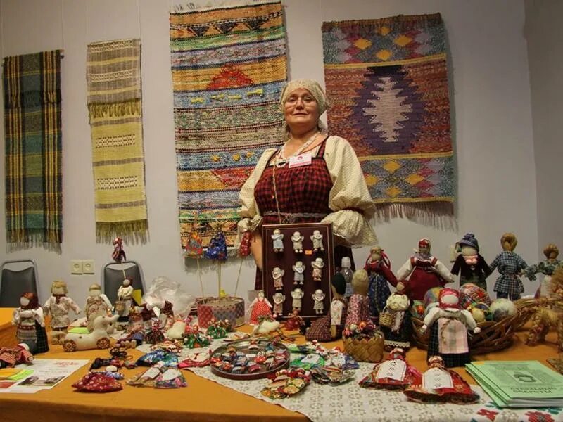 Промыслы саамов кольского полуострова. Художественные промыслы саамов. Народный промысел мурманска. Народные промыслы хмао югры. Отдел народного искусства и ремёсел школа ремёсел мурманск.
