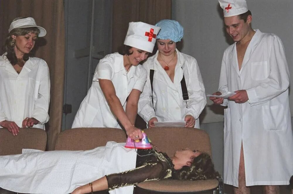 Сценка больница. Сценка медсестры. медсёстры 2. медсестра спасает больного.