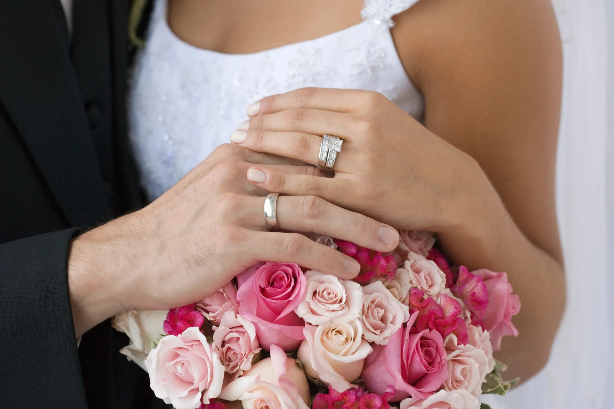 Бывший муж обручальным кольцом. Свадебные кольца на руках. Кольцо для замужества. Молодожены руки с кольцами. Свадьба руки с кольцами.