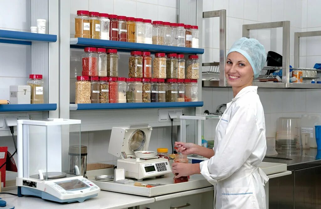 чистые помещения фармацевтика. химическая лаборатория. сотрудники лаборатории. лаборатория на производстве. лаборатория контроля качества пищевых продуктов.