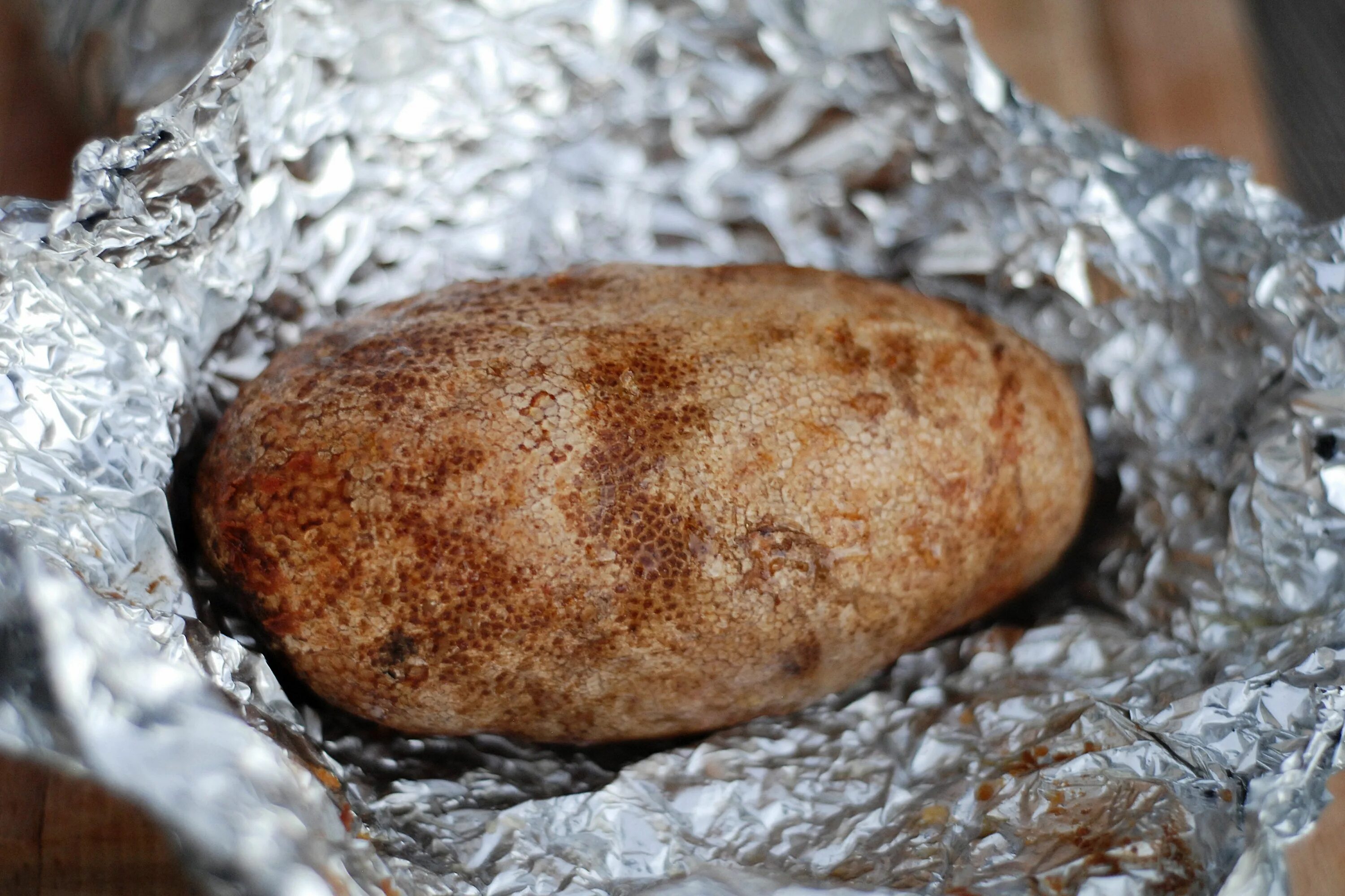 Картошка в фольге на углях. Печеная картошка в фольге на углях. Печеный картофель в фольге на углях. Картошка запеченная в фольге на углях.