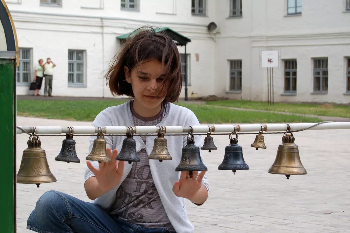 Женщина колокольчик. Колокол маленький. Колокольчик ручной. Звенящие колокольчики. Колокольчик для детей.