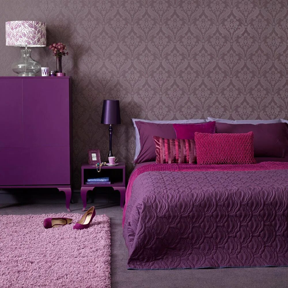 Выделение фиолетового цвета. Спальня в фиолетовом цвете. Спальня в фиолетовых тонах. Сиреневые стены в спальне. Фиолетовый цвет в интерьере.