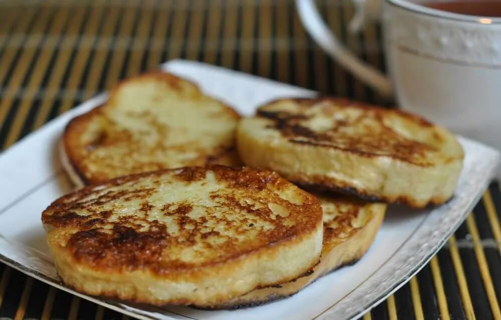 Гренки с яйцом без молока на сковороде. Гренки с яйцом и молоком. Гренки с яйцом на сковороде. Гренки на сковороде сладкие. Гренки с яичницей на сковороде.