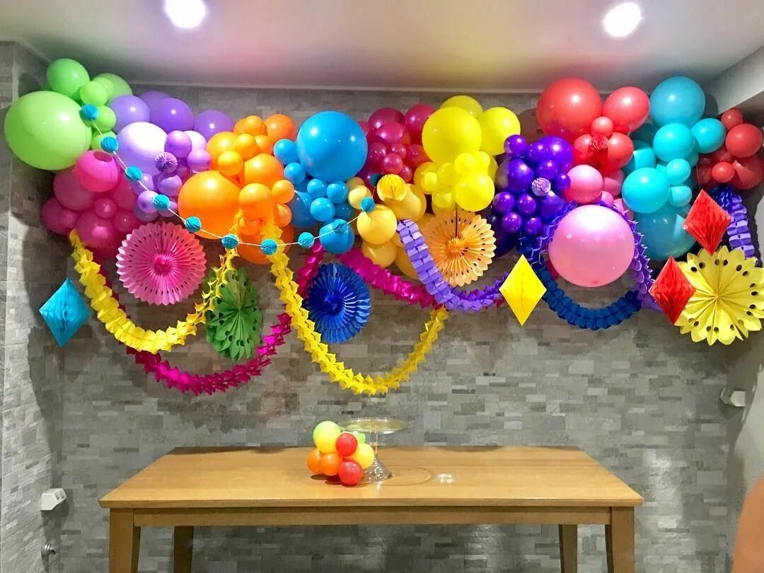Как украсить шариками день рождения. Украшение шарами. Украшение праздника воздушными шарами. Украшение комнаты шариками. Декор на день рождения.