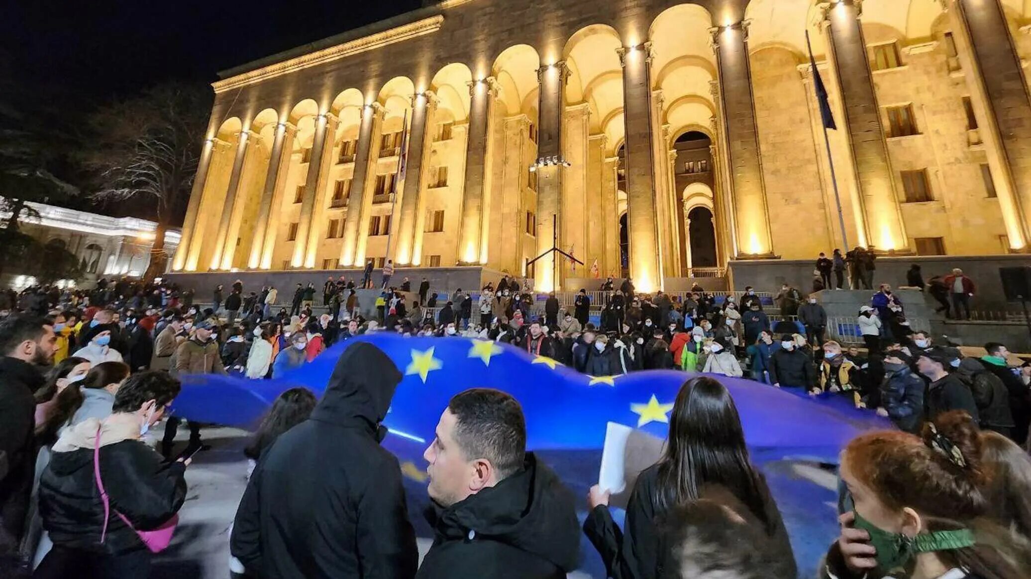 Парламент грузии. Парламент грузии в тбилиси. Историческое фото грузия у парламента. Протесты в грузии. Город с парламентом грузии 7.