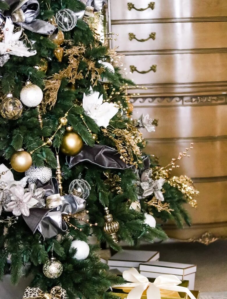 елка в золотом и серебряном цвете. стильное украшение елки. украшение елки на новый год. стили украшения новогодней елки. елка с золотыми игрушками.