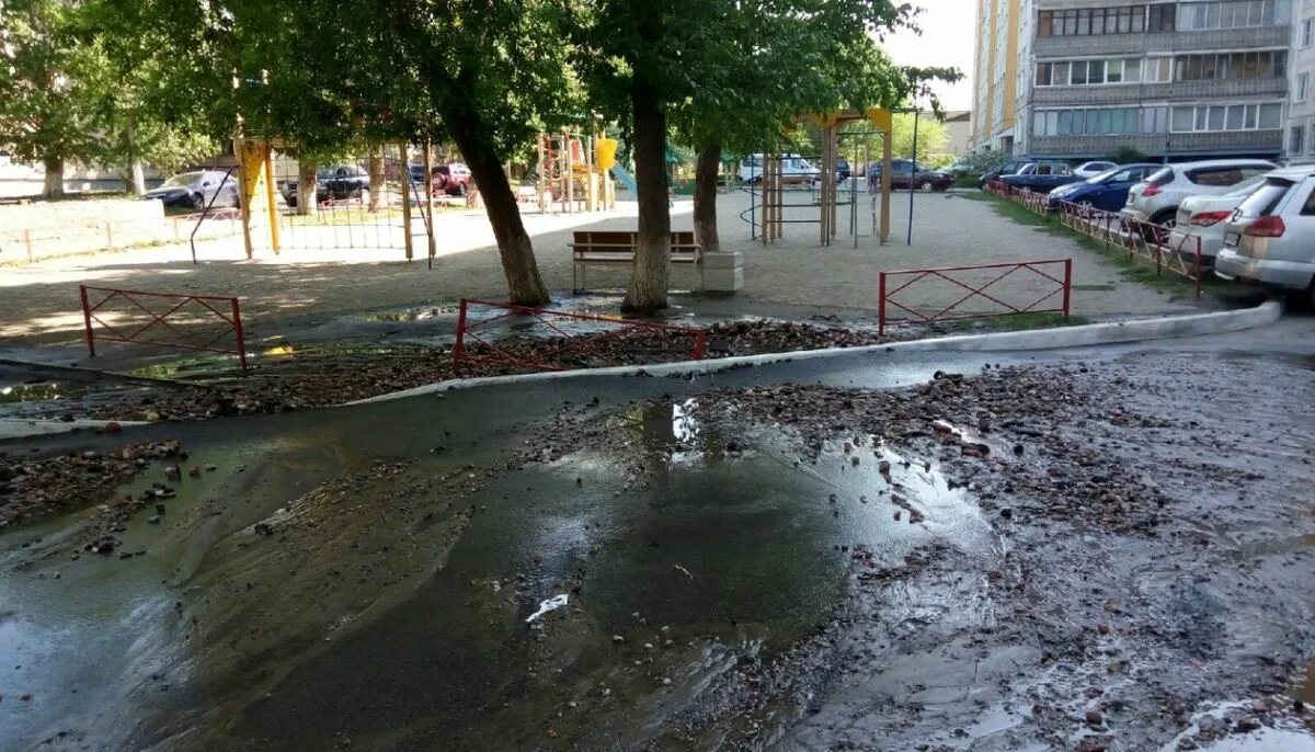 Потоп в алтайском крае 2024. Прорыв воды. Водой затопило двор. Улица двор. Барнаул Барнаул затопило.