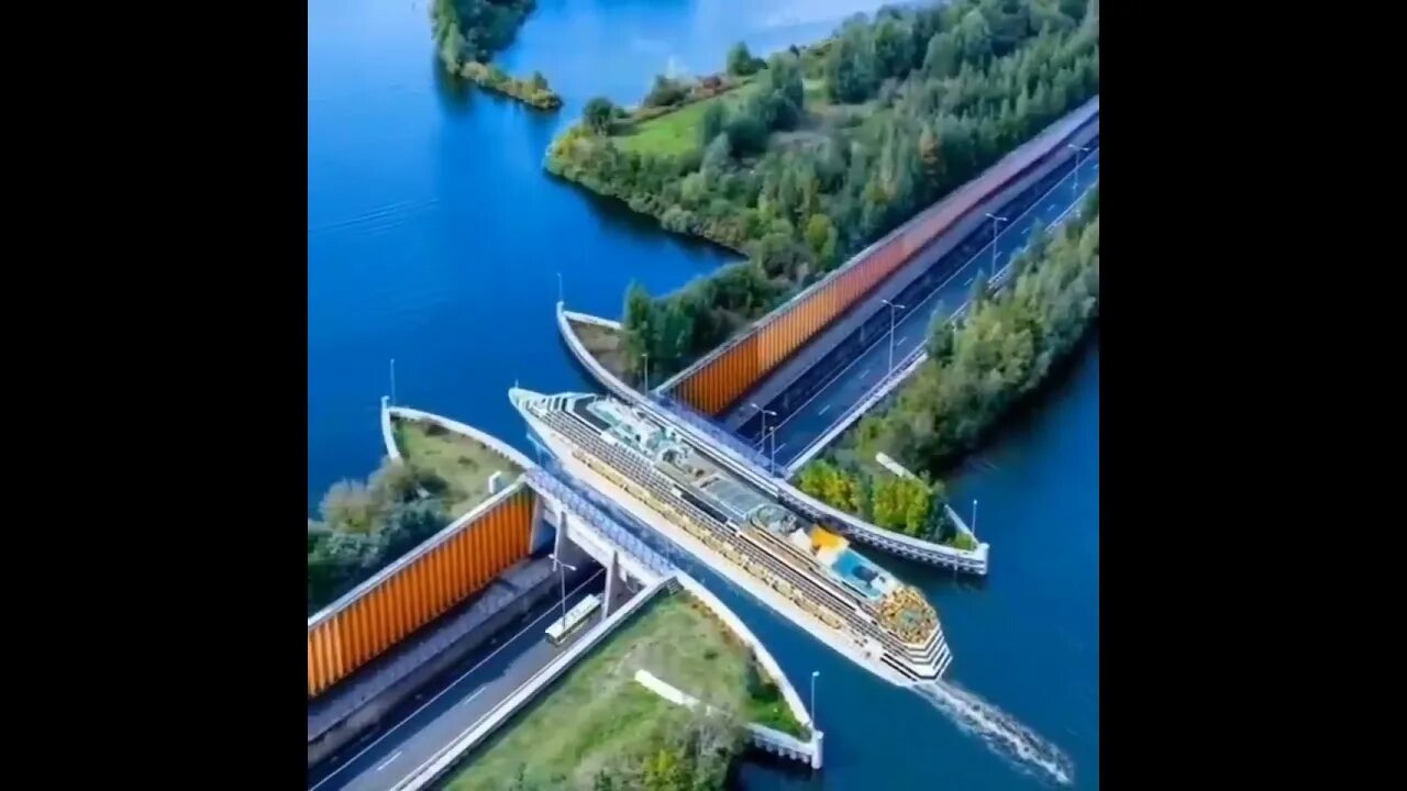 Плывет над дорогой. Veluwemeer aqueduct мост. Floating piers by christo and jeanne-claude. Магдебургский водный мост. Акведук в нидерландах мост.