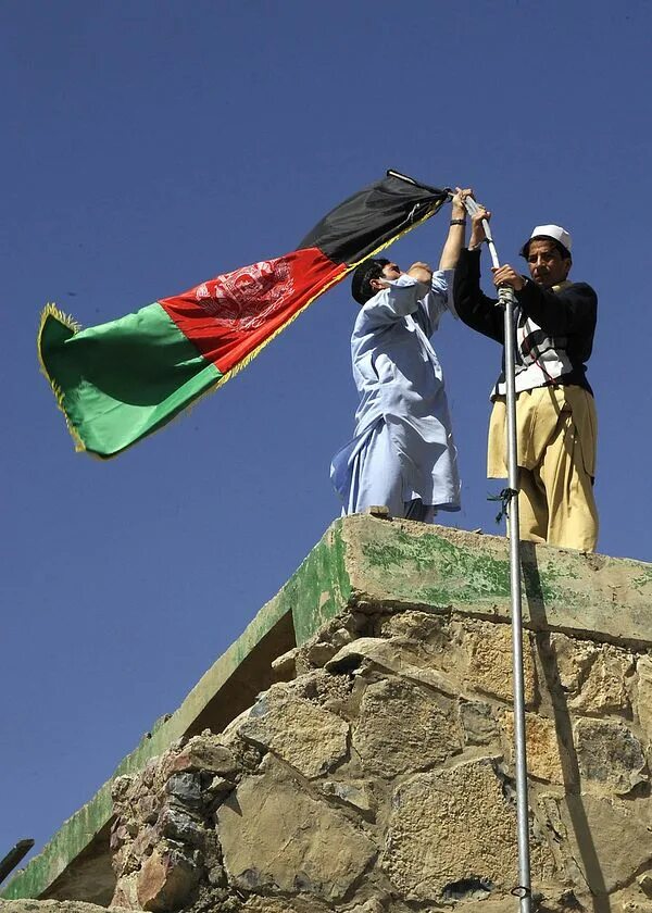 Человек с флагом Афганистана. Флагшток Афганистана. Афганский флаг. Человек со знаменем.