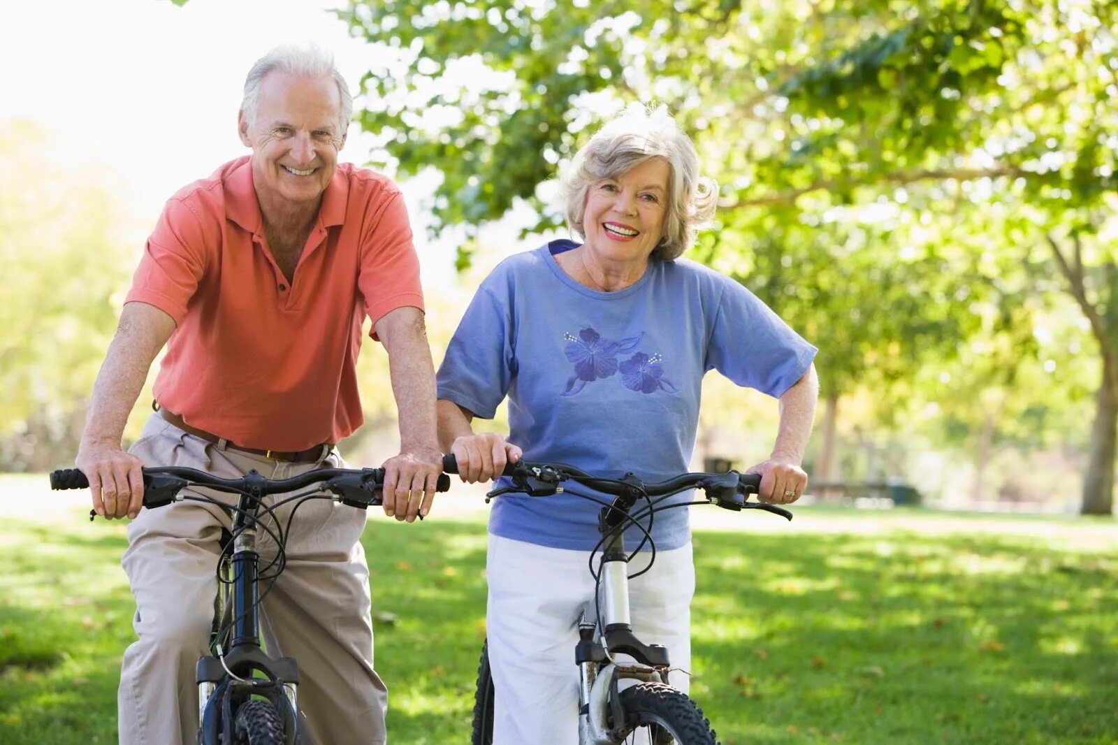 В любом возрасте необходимо. Пожилые люди. Здоровый образ жизни для пожилых людей. Активны йоьращ жизни в старости. Физическая активность пожилых.