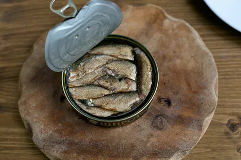 Банка со шпротами