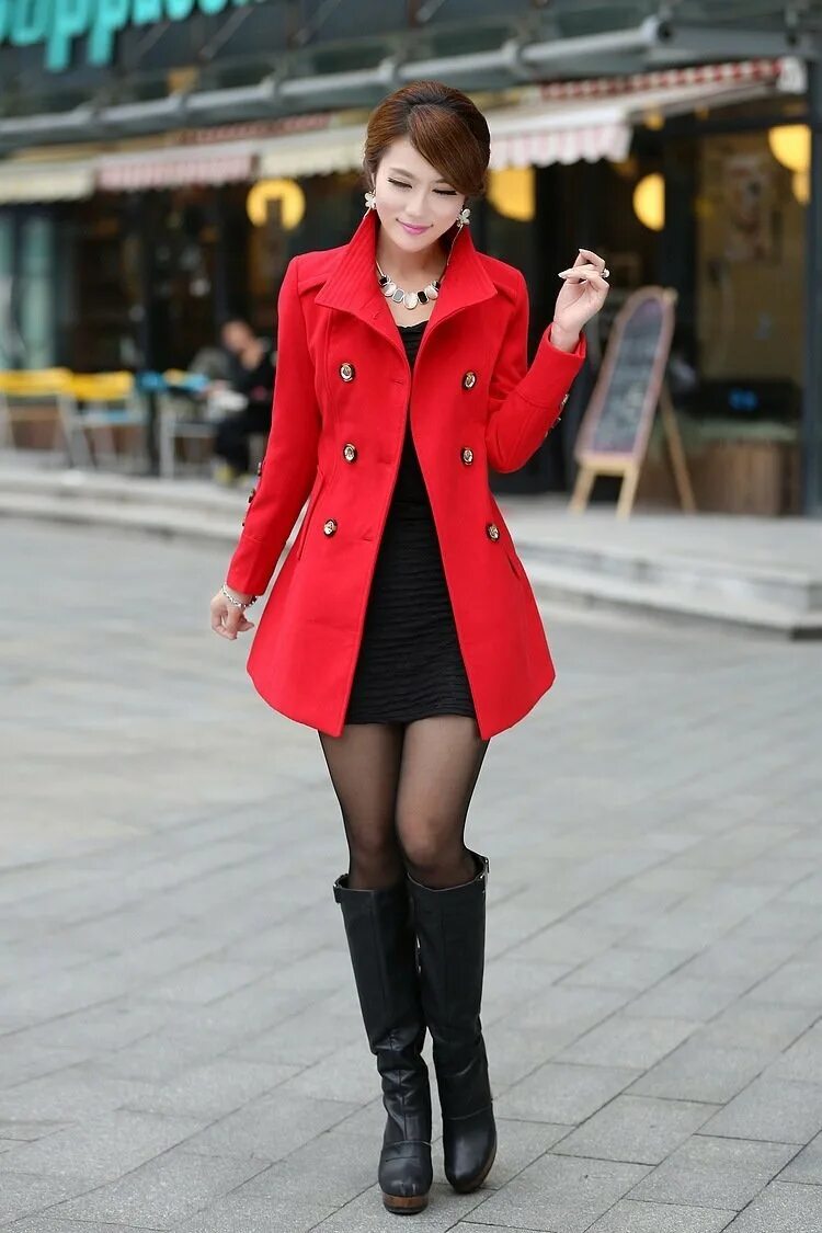 Короткое пальто. Красное пальто. Женское пальто. Девушка в пальто.