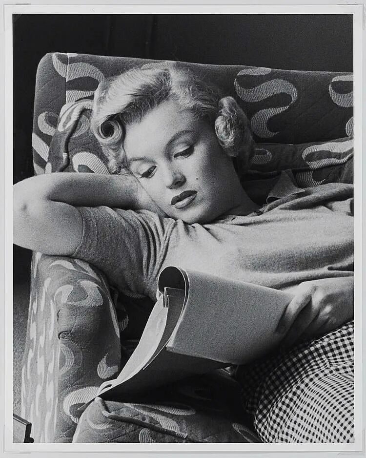 Мэрилин монро на заводе. Мэрилин монро с книгой. Мэрилин улисс. Монро читать. Мэрилин монро улисс.