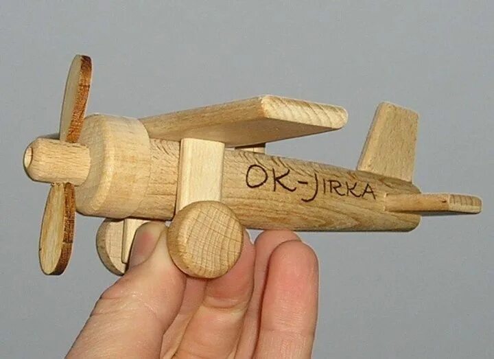 Natural toys. Игрушка самолет деревянный. Самолетик из дерева. Подарок самолет из дерева. Детские деревянные игрушки самолетик.