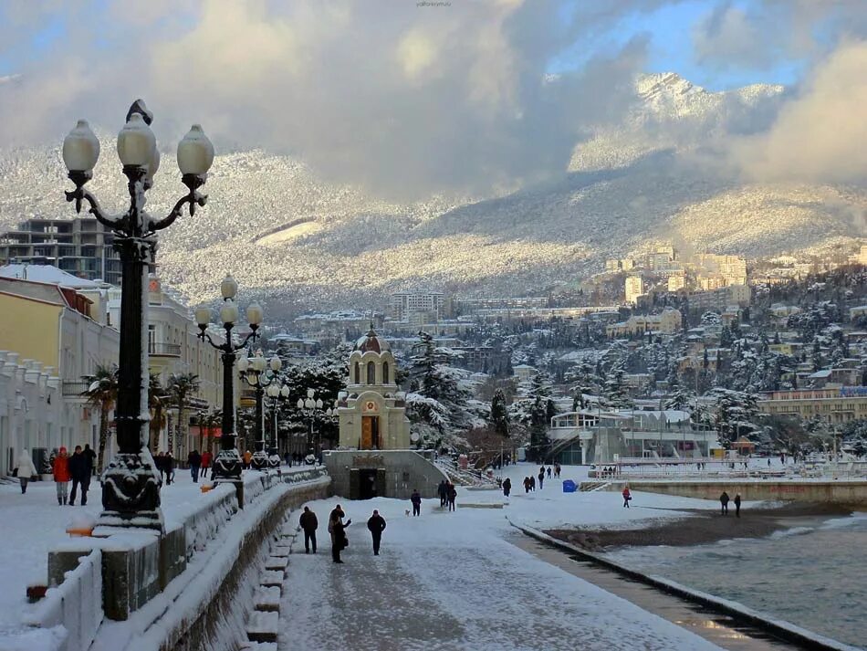 В крыму зимой тепло. Зимняя ялта. зимняя ялта набережная. ялта зима 2025. ялта зимой 2025.