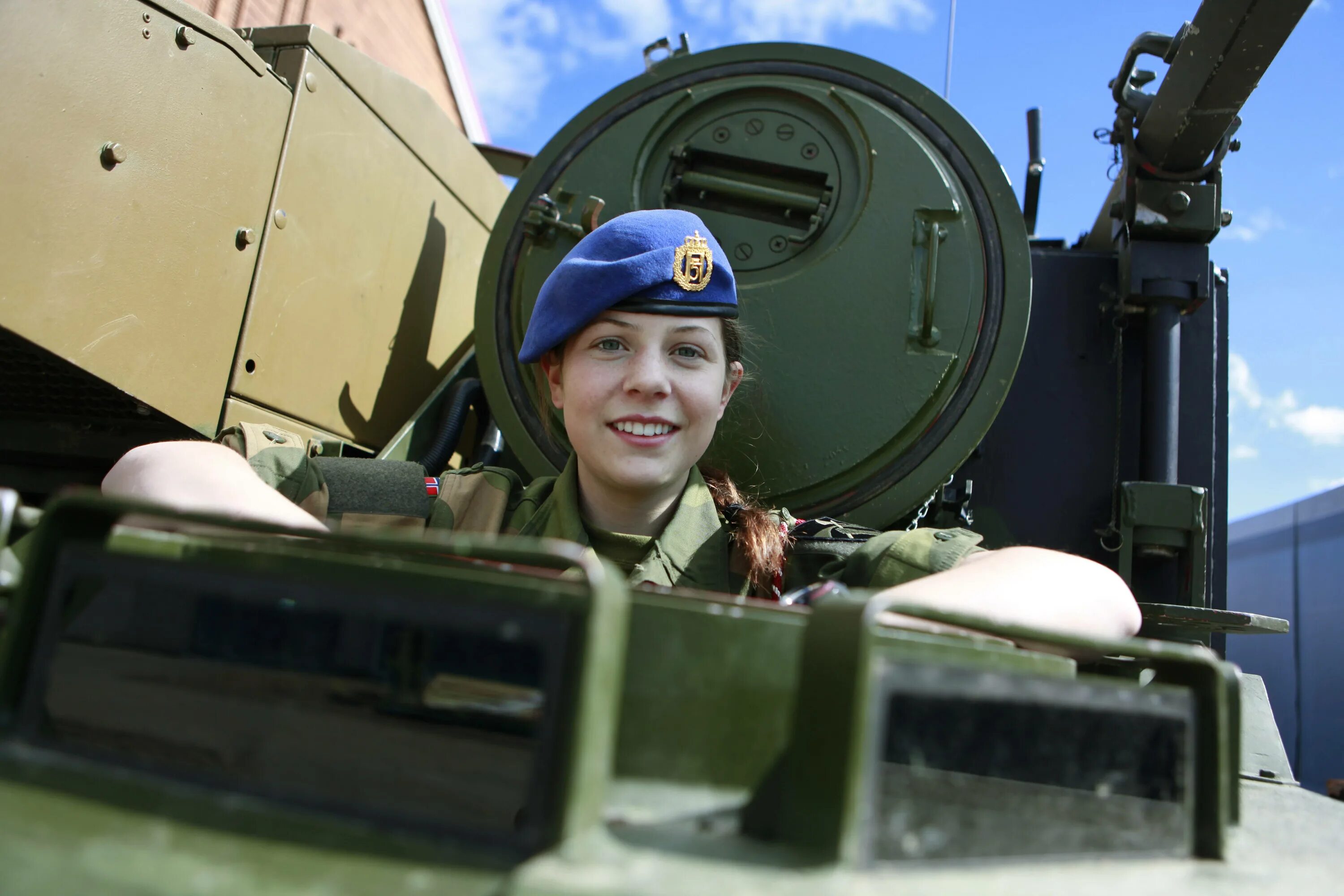 Военнообязанные лицо. Женские военные профессии. Девушки военнослужащие. Женщины в современной армии. Российские женщины военные.