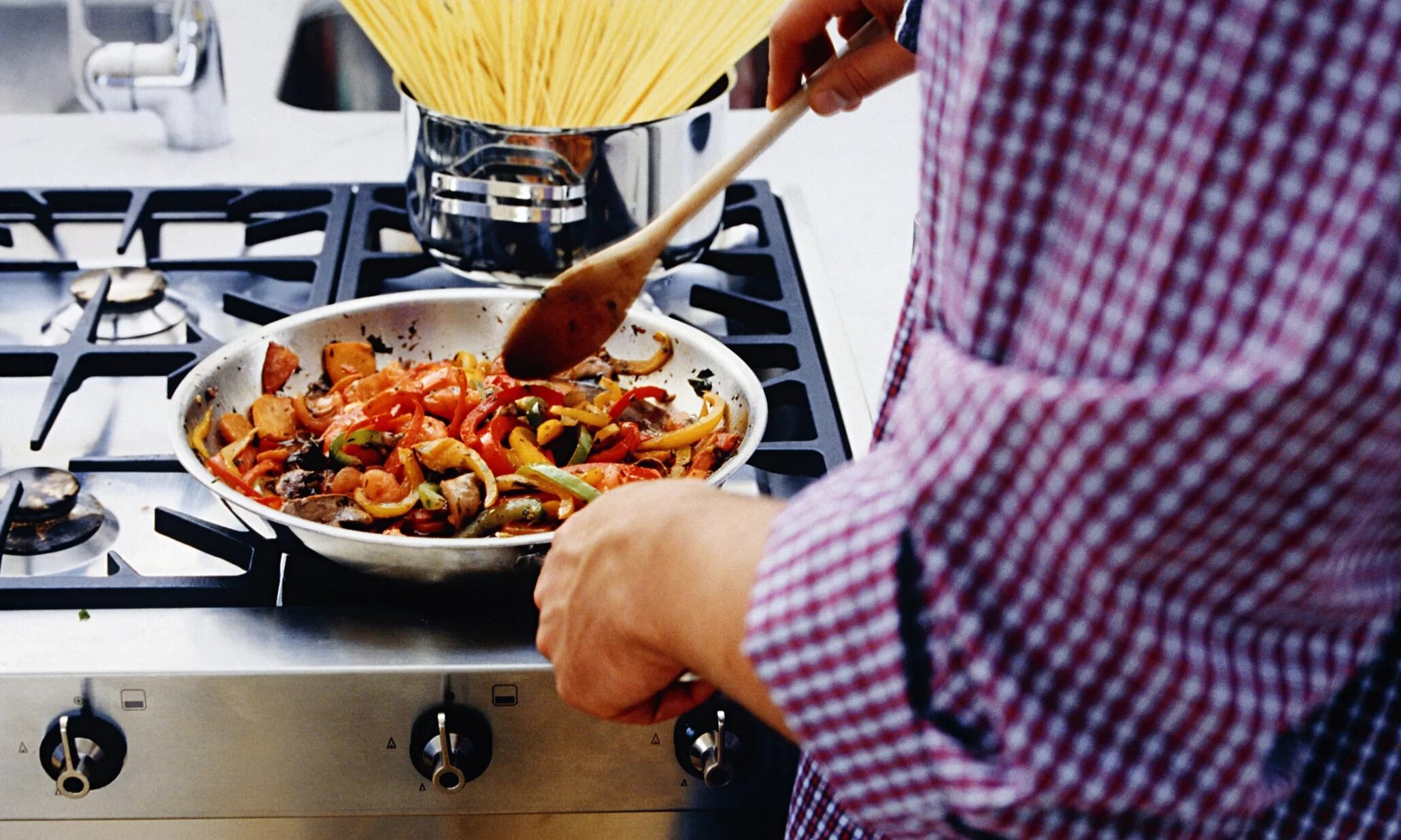 Приготовление пищи. Готовить пищу. Готовка на кухне. Процесс готовки. Making a special dish