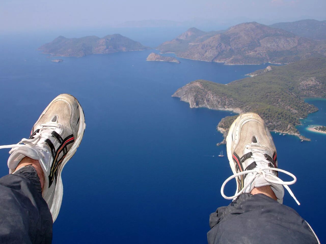 страх летать на самолете. ощущение полета. летать переставать. силуэт самолета. люди в самолете.