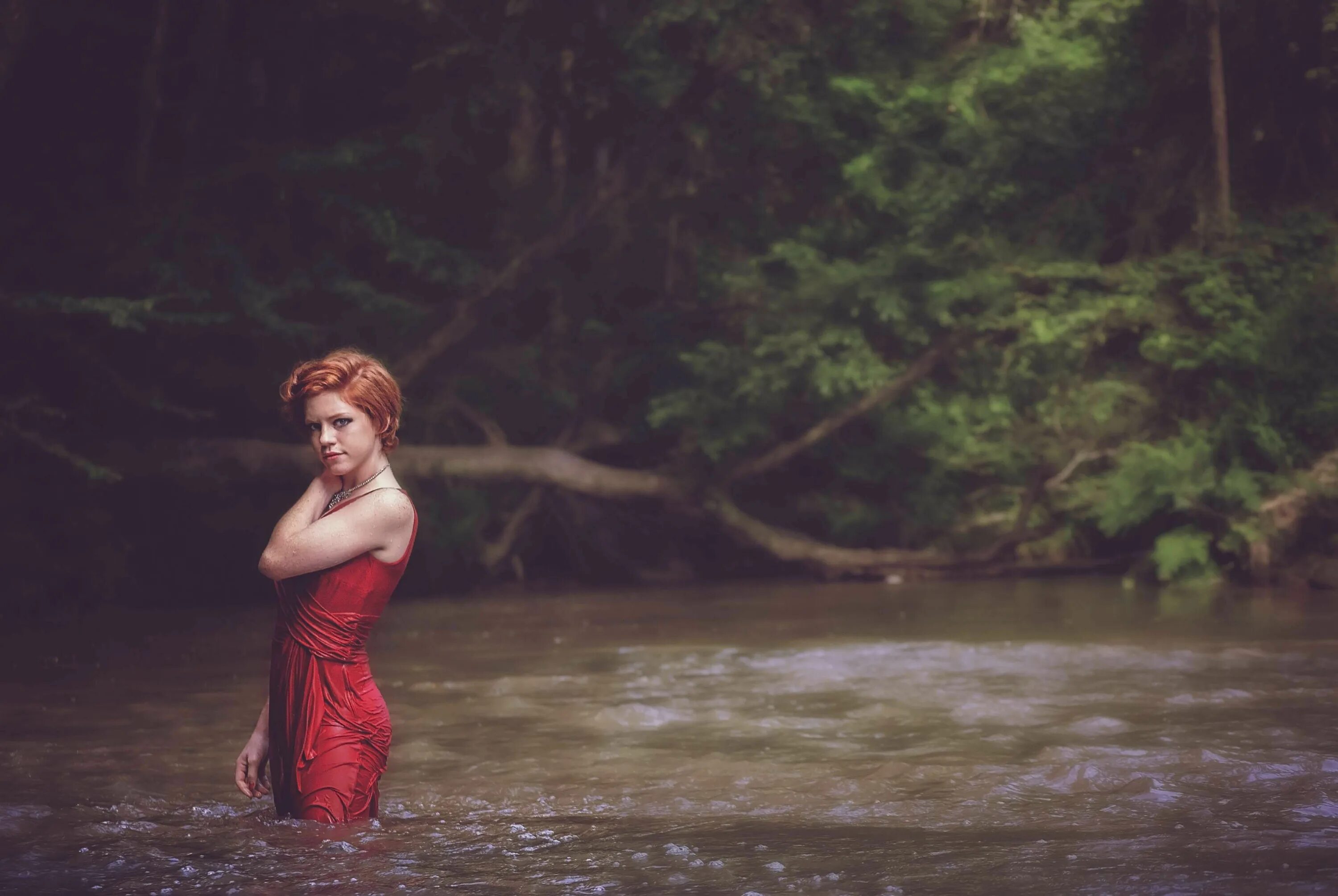 Away woman. Рыжая девушка на озере. Девушка у реки. Девушка у лесного озера. Женщины в платьях в воде.