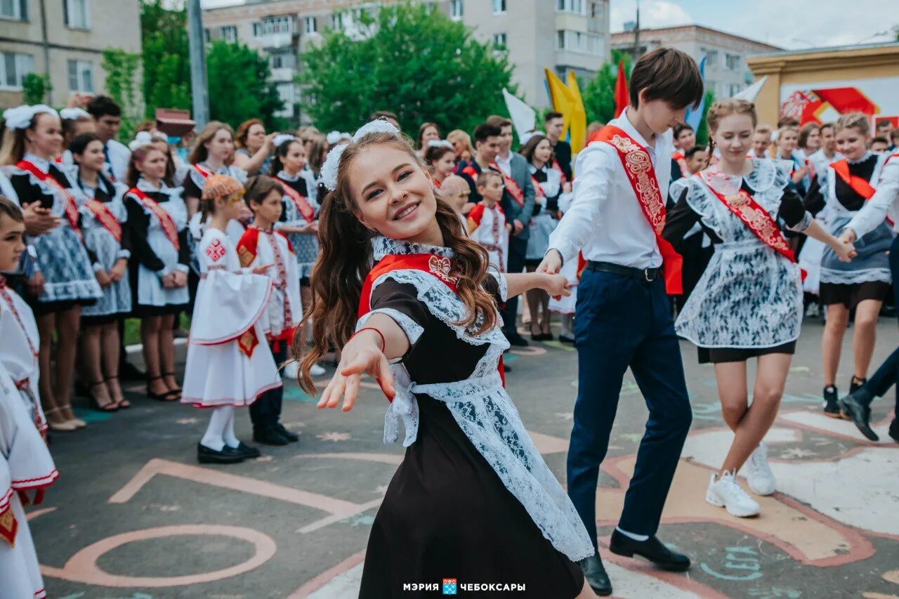 Выпускной школы 5. Школа 9 Новороссийск. Последний звонок. Последний звонок выпускники. Фотосессия последний звонок.