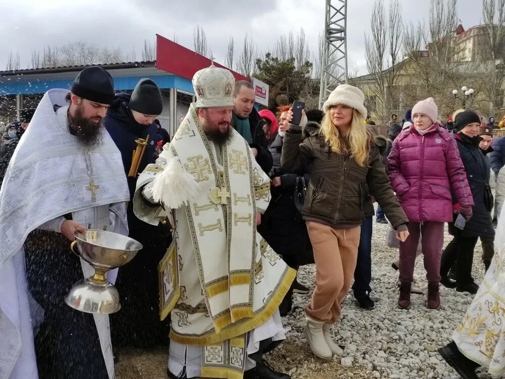 Крещение дата. Крещение 19 января. Праздник Богоявления крещение Господне 19 января. Крещенские купания в Феодосии. С Крещением по.