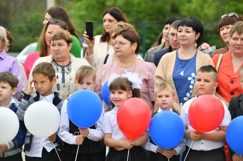 Последний звонок в школах Саратова в 2023 году фото. 9 Школа торжественная линейка 2023 год 5 мая 2 в класс. Безымянное (Саратовская область). Выпускной 4 класс 43 школа Саратов. Школы саратова 2023