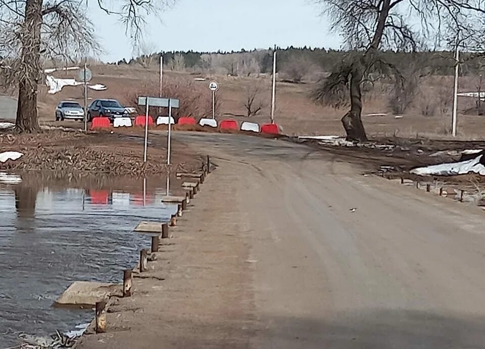 Паводок в бузулуке оренбургской области 2024. Каменная Сарма Бузулукский район. Подтопленные мосты Оренбургской области. Река Сарма мост. Река Самара Бузулук паводок.