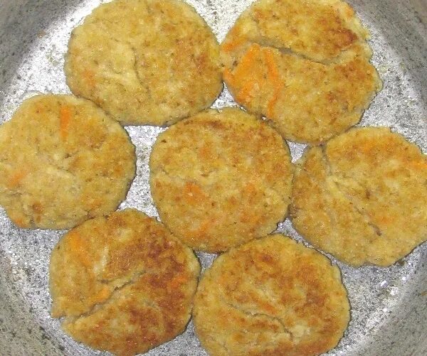 Картошка с котлетой. Куриные котлеты без яиц. Котлеты аппетитные. Котлеты без яиц. Котлеты без мяса.