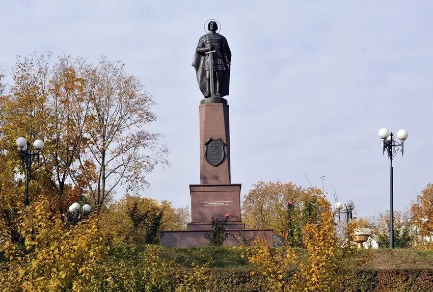 Святые старого оскола. Старый Оскол памятник Александру Невскому. Памятник Александру Невскому в Старом Осколе. Памятник Невскому в Старом Осколе.