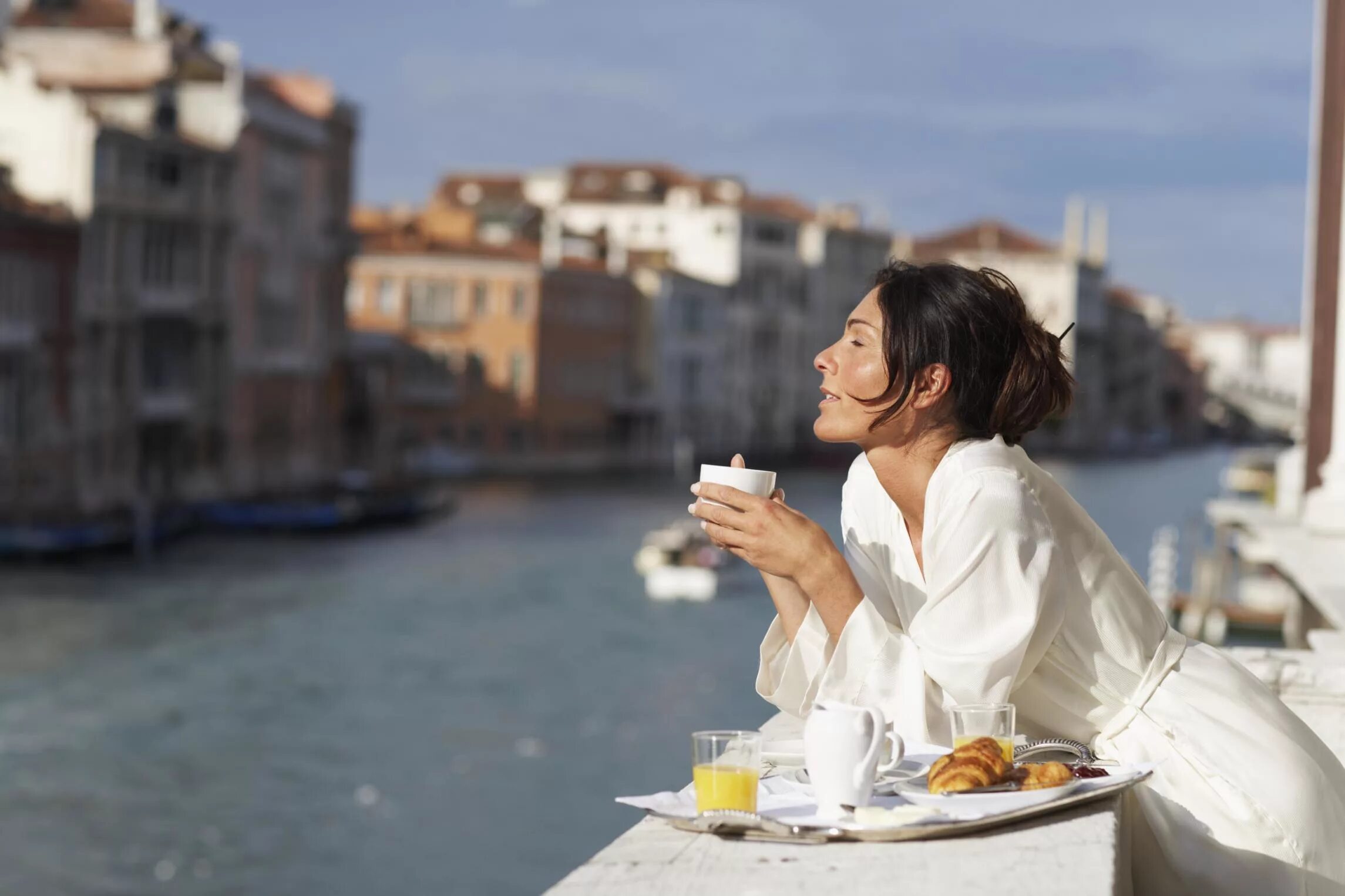 Редкое удовольствие. Наслаждение женщины. Итальянцы пьют кофе. Удовольствие от жизни. Девушка пьет кофе на море.