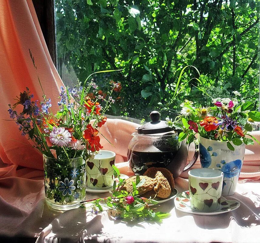 уютный уголок в саду. летняя сервировка стола на даче. уютный столик в саду. завтрак в саду. чаепитие на веранде в саду.