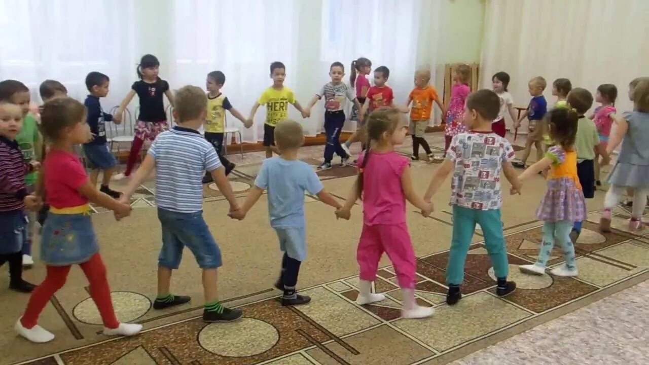 Каравай каравай кого хочешь выбирай день рождения. Детский хоровод. Народная игра каравай. Хоровод каравай на день рождения в детском саду. Дети в кругу.