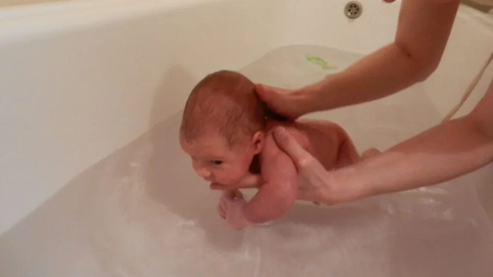 Как правильно держать при подмывании. Купание младенца. Подмывание новорожденного мальчика. Позы для купания новорожденного. Позы для подмывания новорожденных.